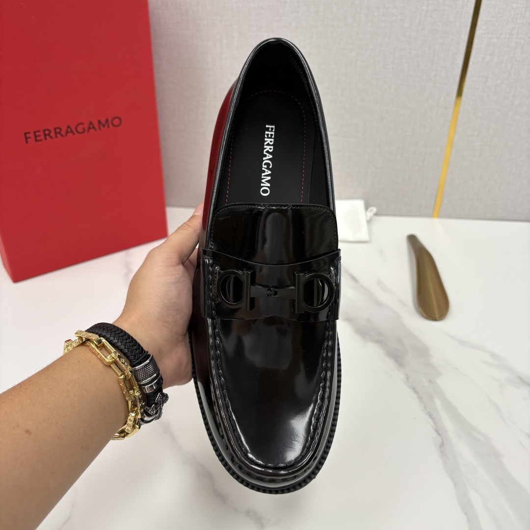 💋💍SF家新品  菲拉～Ferragam*   Gancini扣饰莫卡辛鞋  官方 7,800   男士