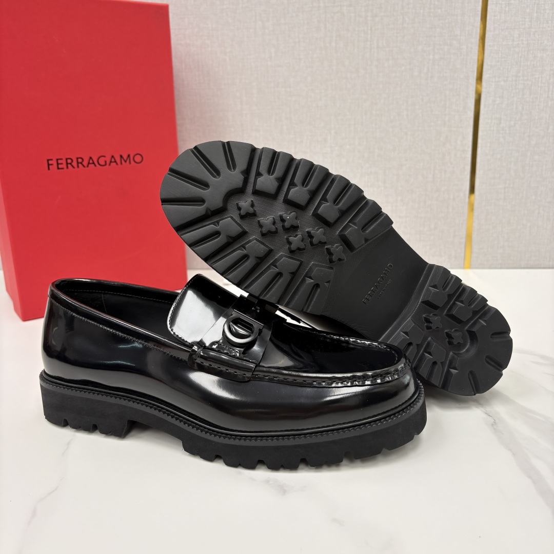 💋💍SF家新品  菲拉～Ferragam*   Gancini扣饰莫卡辛鞋  官方 7,800   男士