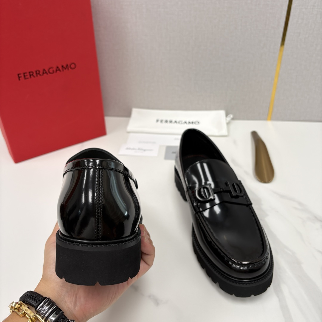 💋💍SF家新品  菲拉～Ferragam*   Gancini扣饰莫卡辛鞋  官方 7,800   男士