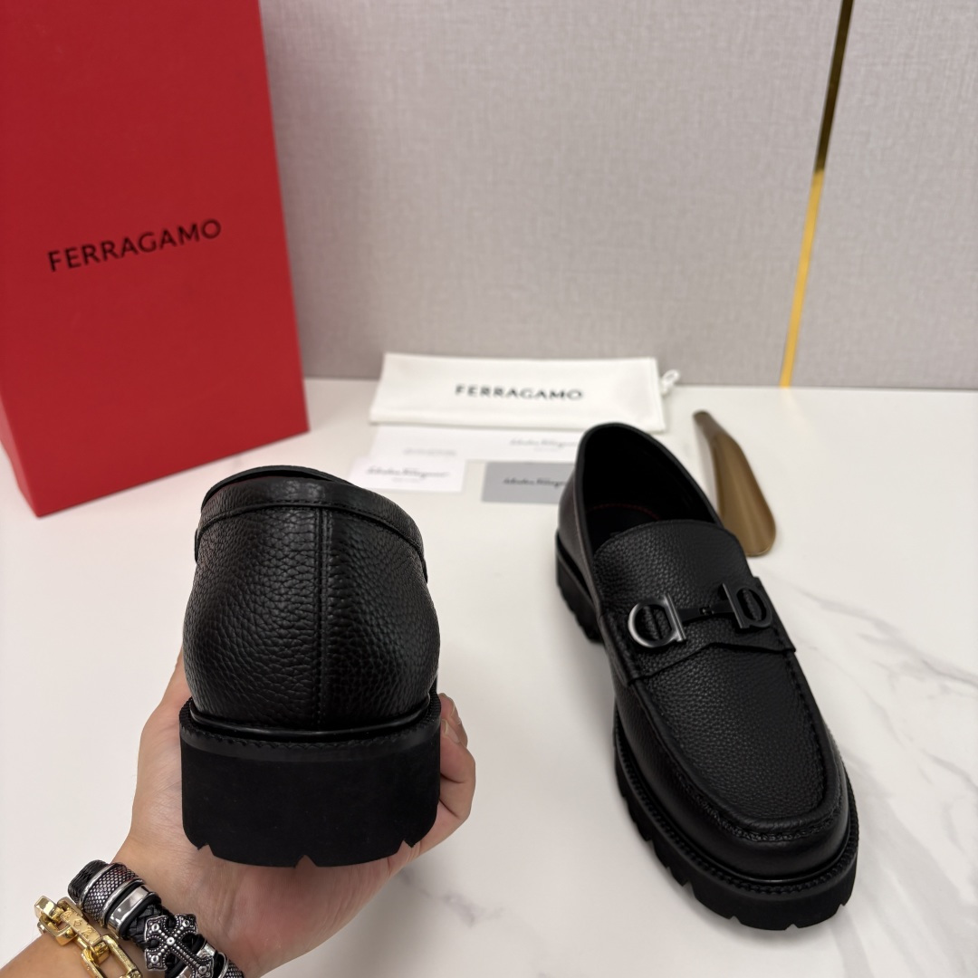 💋💍SF家新品  菲拉～Ferragam*   Gancini扣饰莫卡辛鞋  官方 7,800   男士