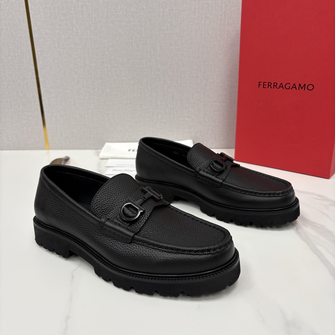 💋💍SF家新品  菲拉～Ferragam*   Gancini扣饰莫卡辛鞋  官方 7,800   男士