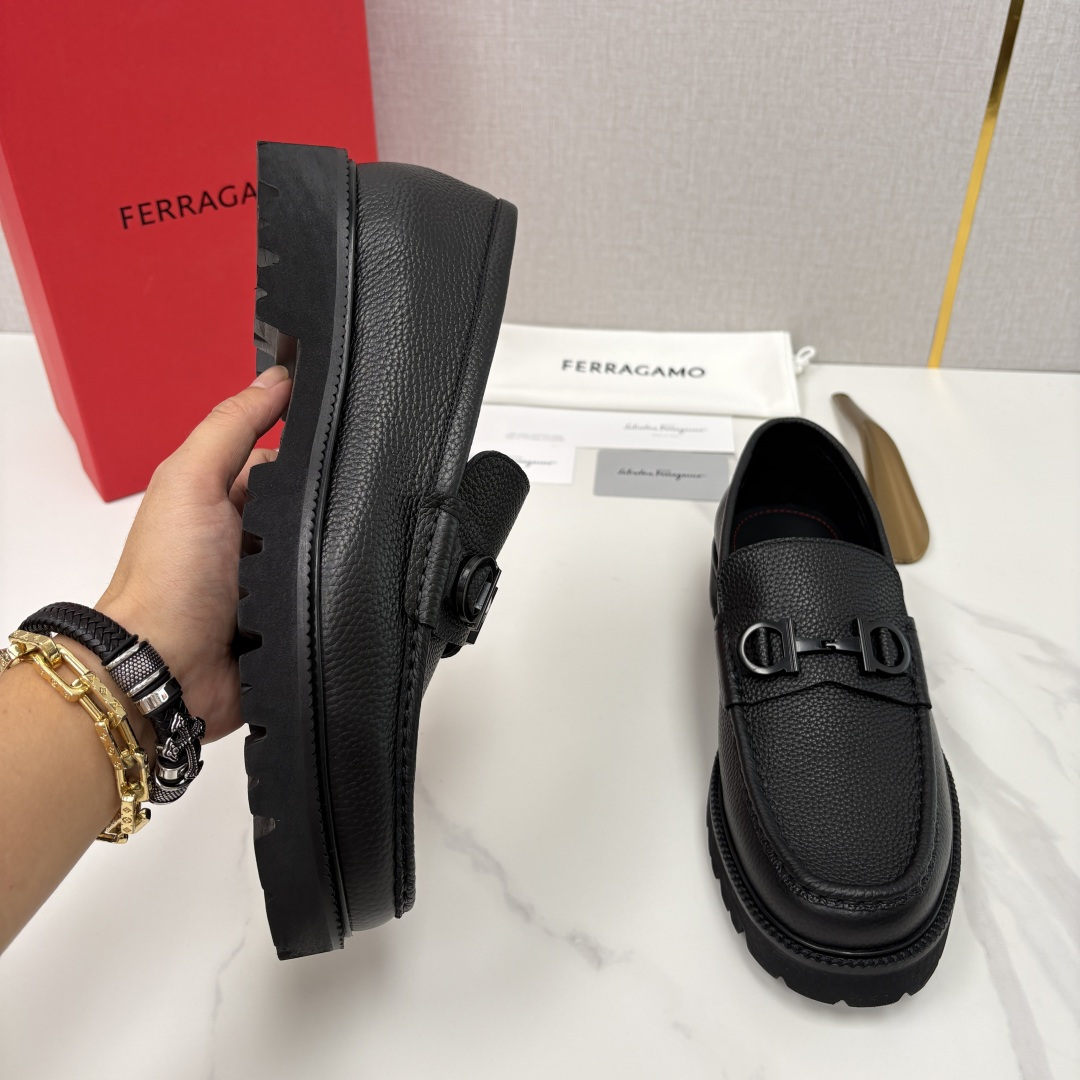 💋💍SF家新品  菲拉～Ferragam*   Gancini扣饰莫卡辛鞋  官方 7,800   男士