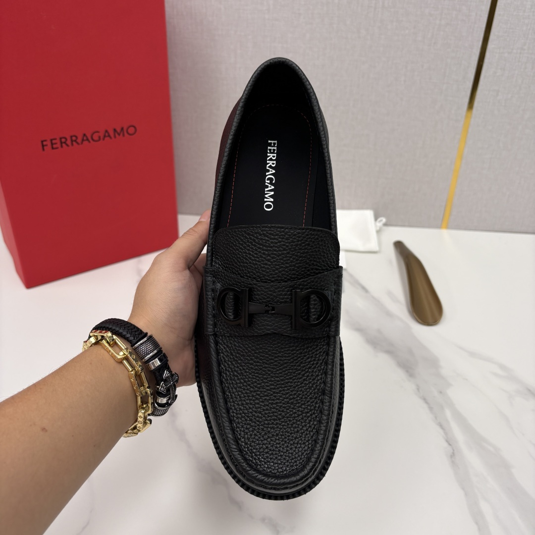 💋💍SF家新品  菲拉～Ferragam*   Gancini扣饰莫卡辛鞋  官方 7,800   男士