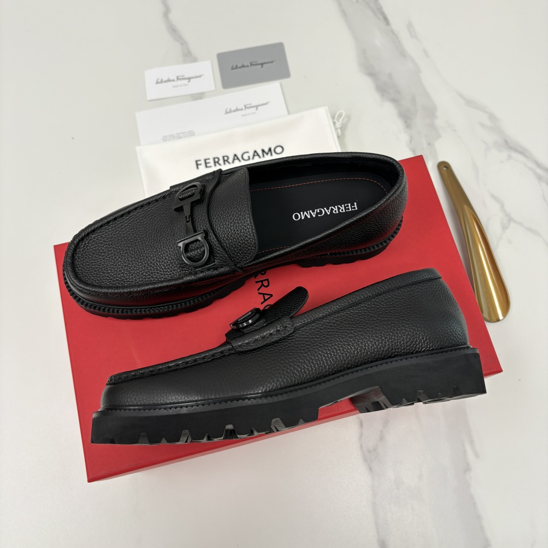 💋💍SF家新品  菲拉～Ferragam*   Gancini扣饰莫卡辛鞋  官方 7,800   男士
