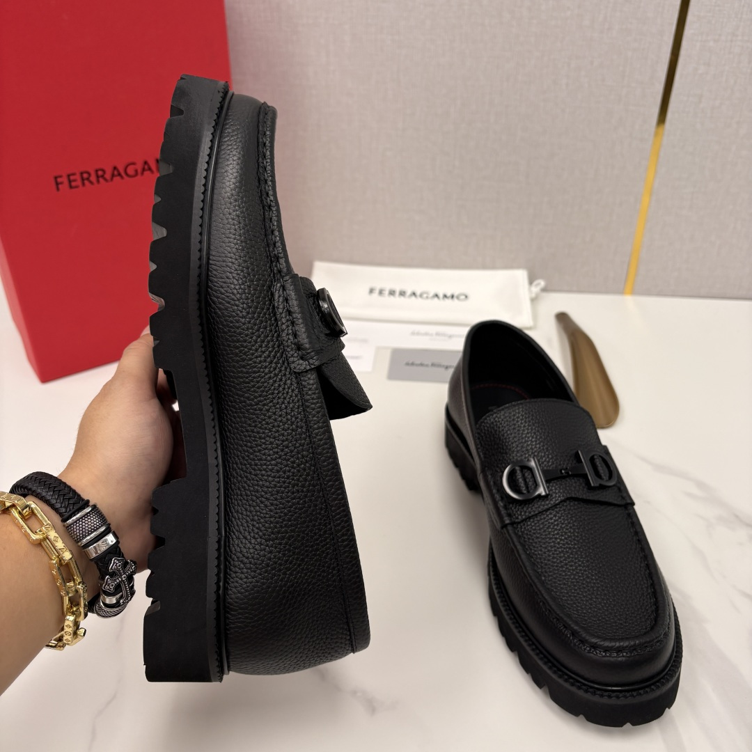 💋💍SF家新品  菲拉～Ferragam*   Gancini扣饰莫卡辛鞋  官方 7,800   男士