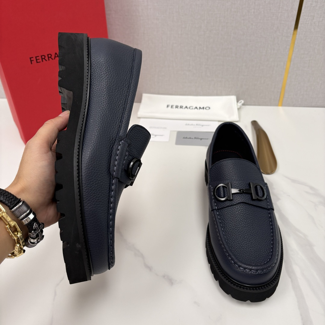 💋💍SF家新品  菲拉～Ferragam*   Gancini扣饰莫卡辛鞋  官方 7,800   男士