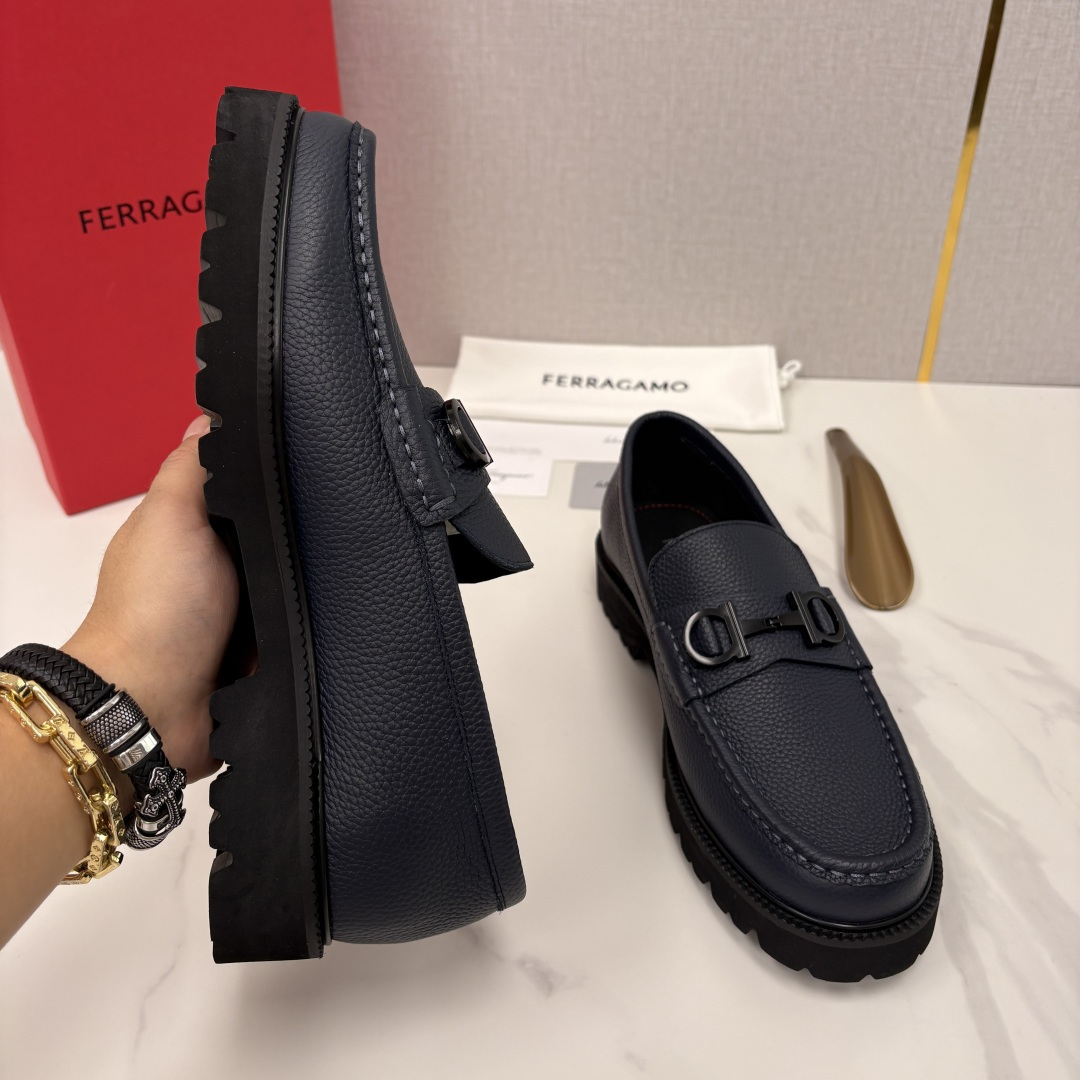 💋💍SF家新品  菲拉～Ferragam*   Gancini扣饰莫卡辛鞋  官方 7,800   男士