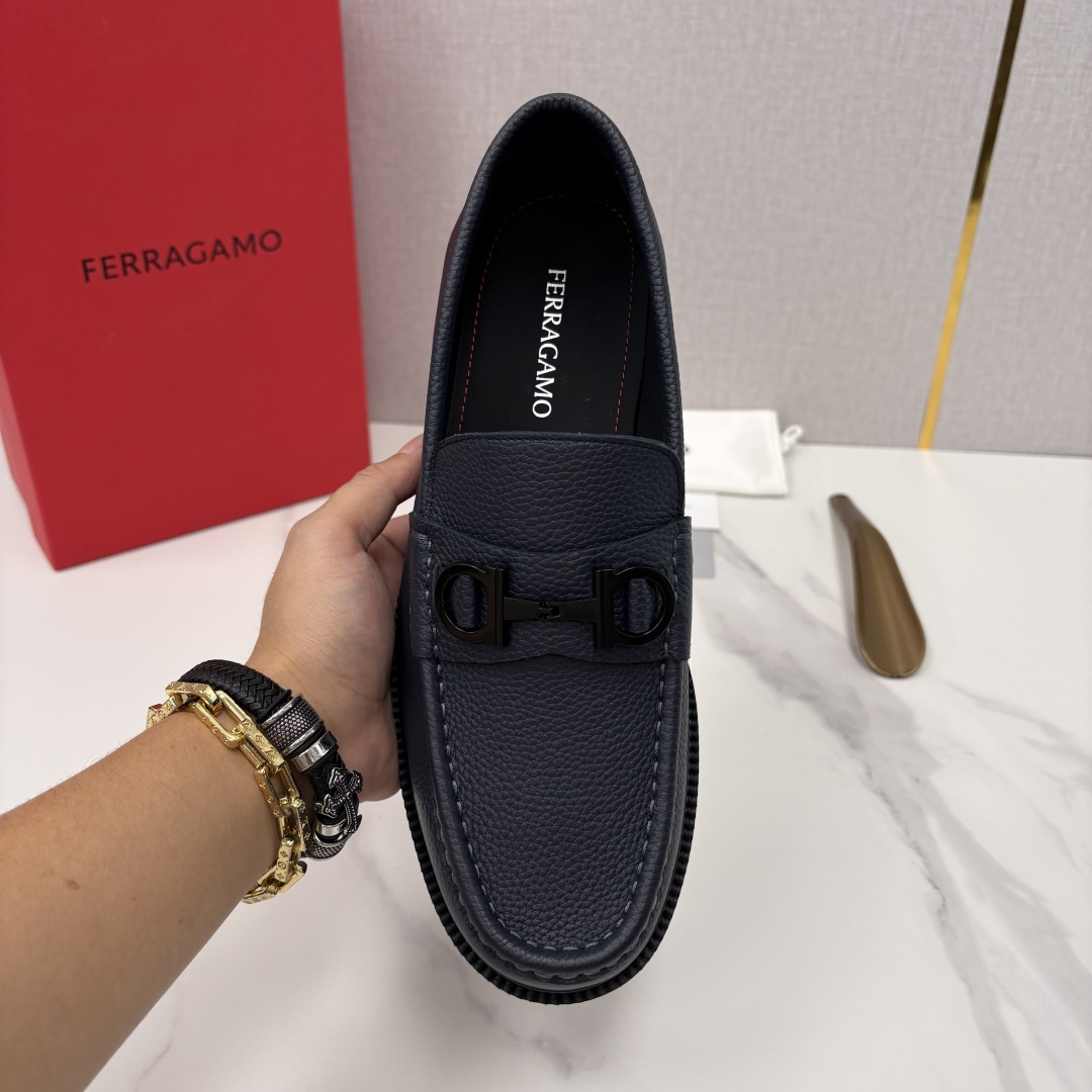 💋💍SF家新品  菲拉～Ferragam*   Gancini扣饰莫卡辛鞋  官方 7,800   男士