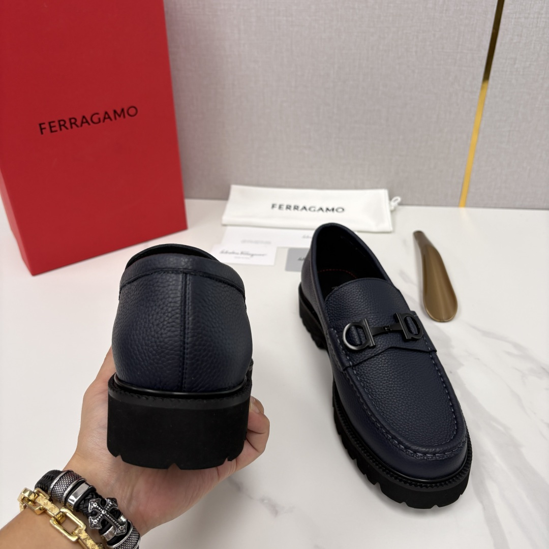 💋💍SF家新品  菲拉～Ferragam*   Gancini扣饰莫卡辛鞋  官方 7,800   男士