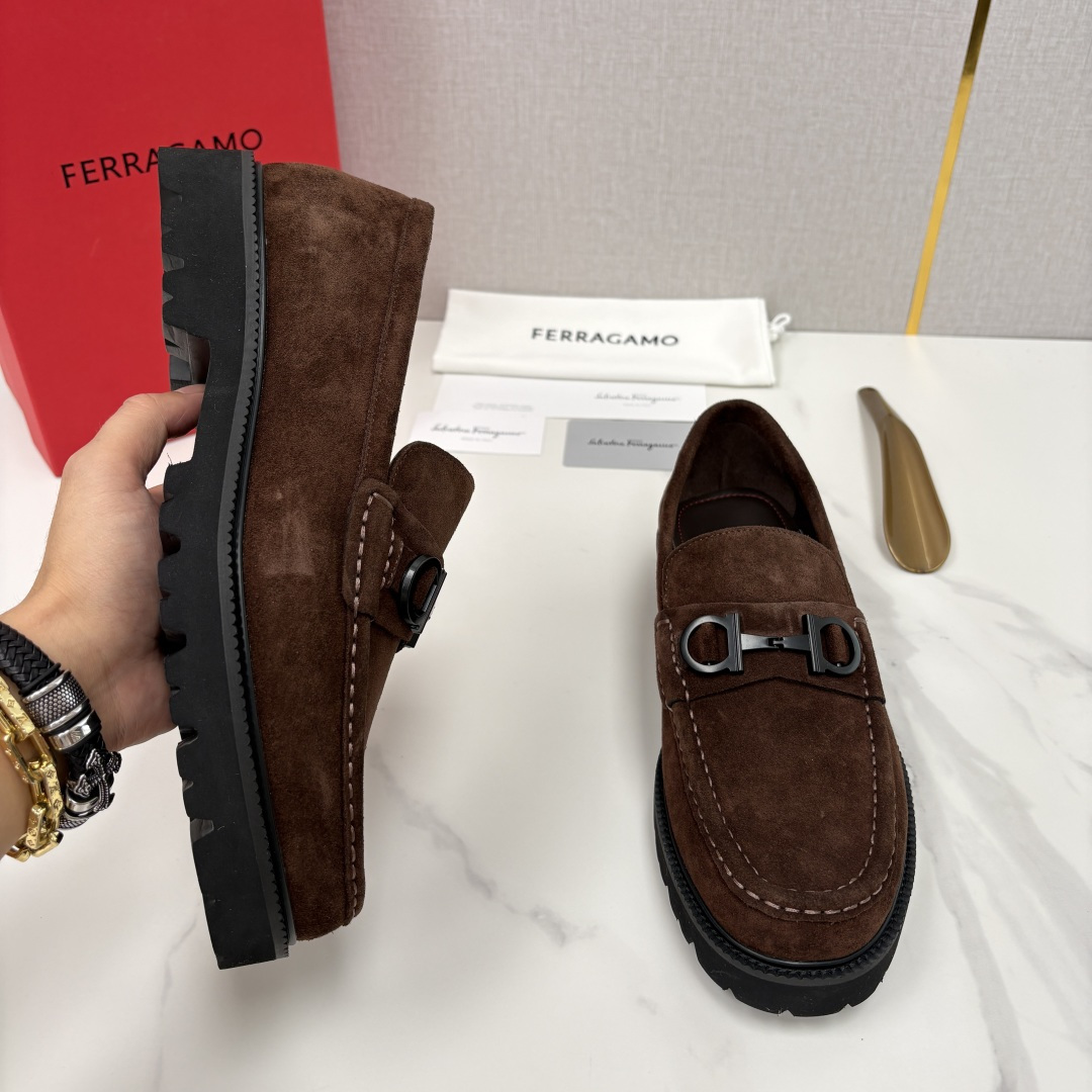 💋💍SF家新品  菲拉～Ferragam*   Gancini扣饰莫卡辛鞋  官方 7,800   男士