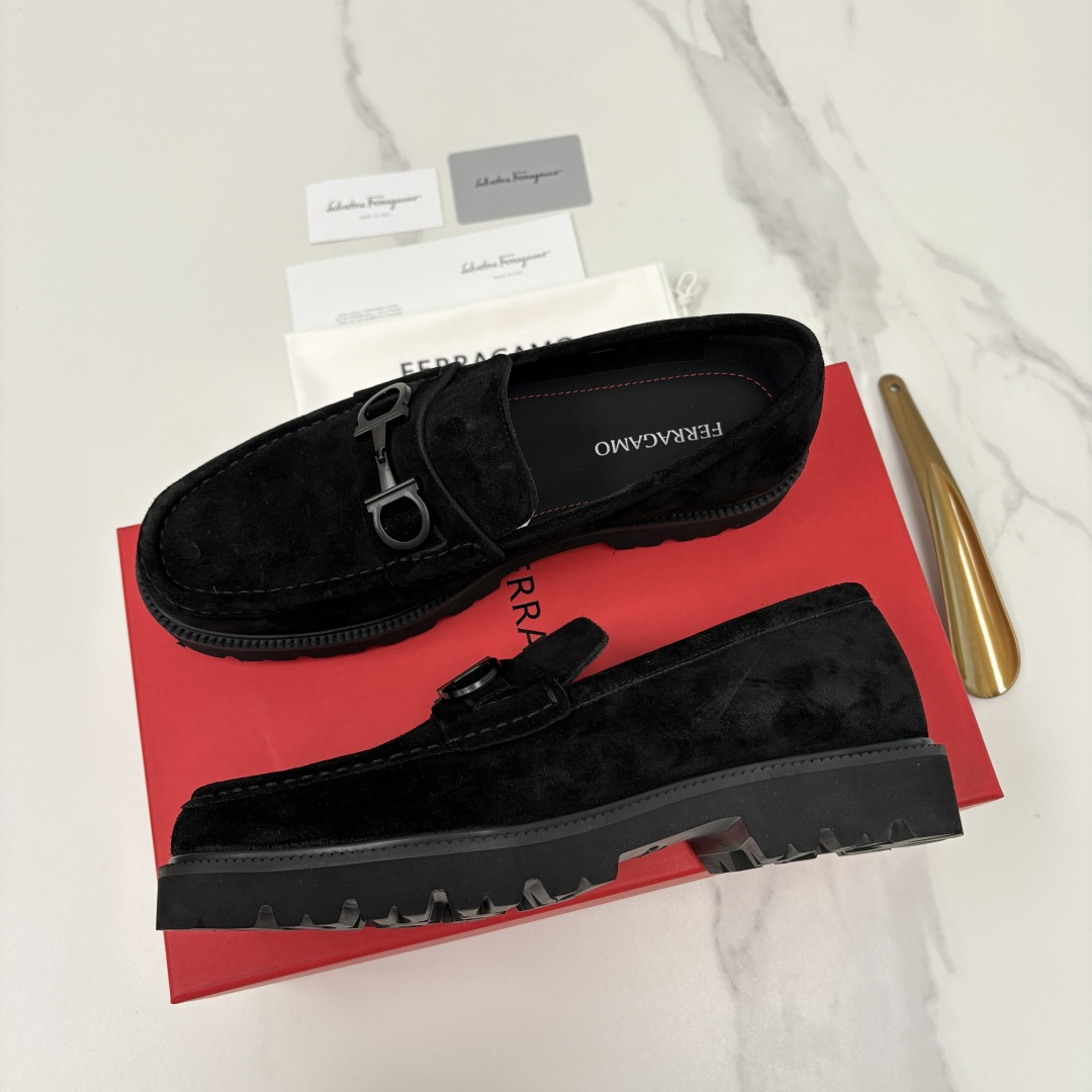 💋💍SF家新品  菲拉～Ferragam*   Gancini扣饰莫卡辛鞋  官方 7,800   男士