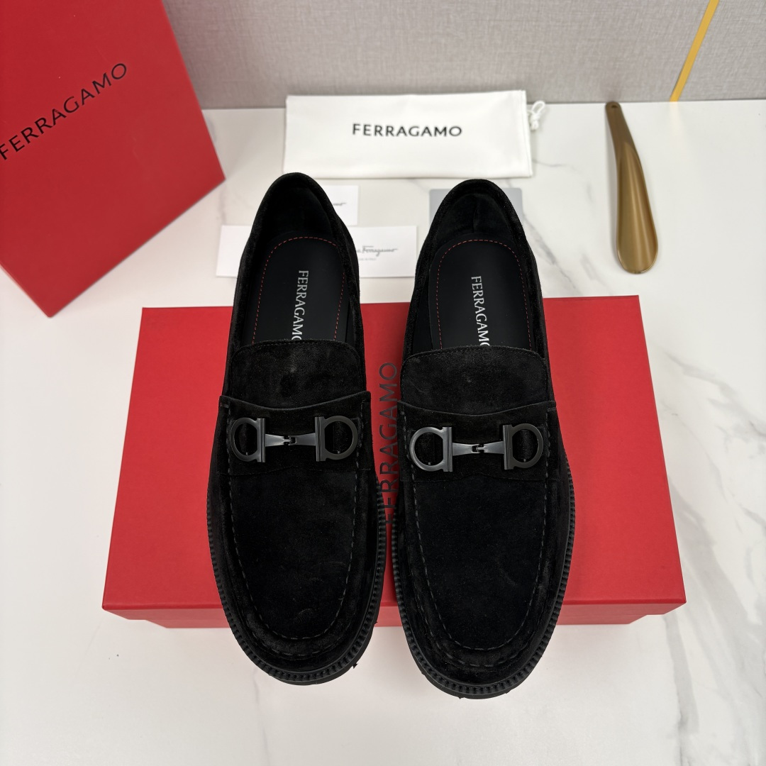 💋💍SF家新品  菲拉～Ferragam*   Gancini扣饰莫卡辛鞋  官方 7,800   男士