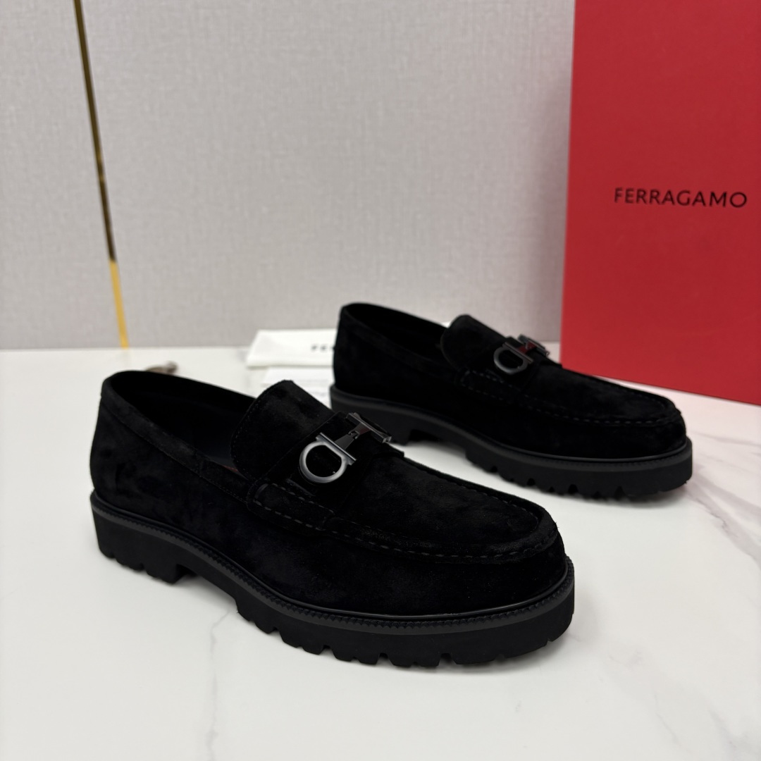 💋💍SF家新品  菲拉～Ferragam*   Gancini扣饰莫卡辛鞋  官方 7,800   男士