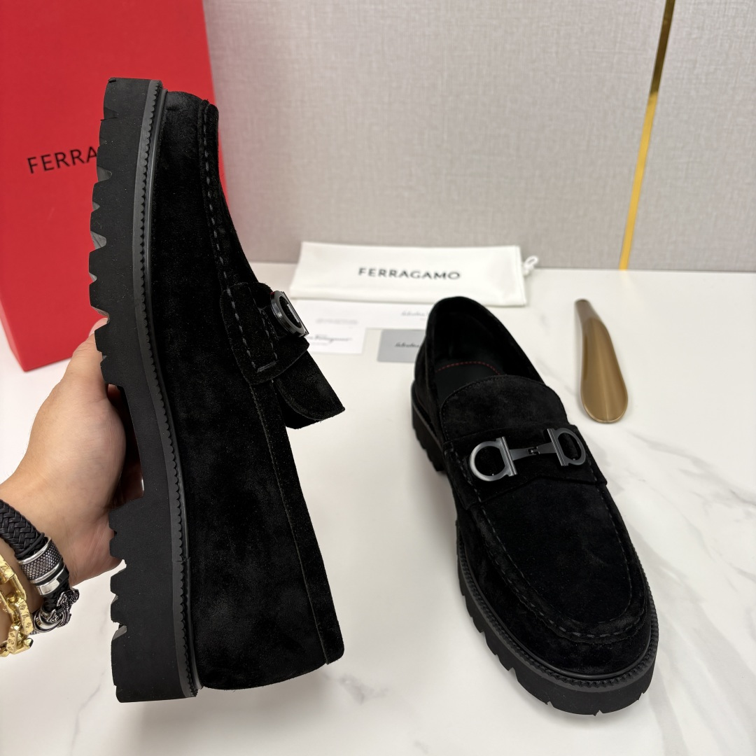 💋💍SF家新品  菲拉～Ferragam*   Gancini扣饰莫卡辛鞋  官方 7,800   男士