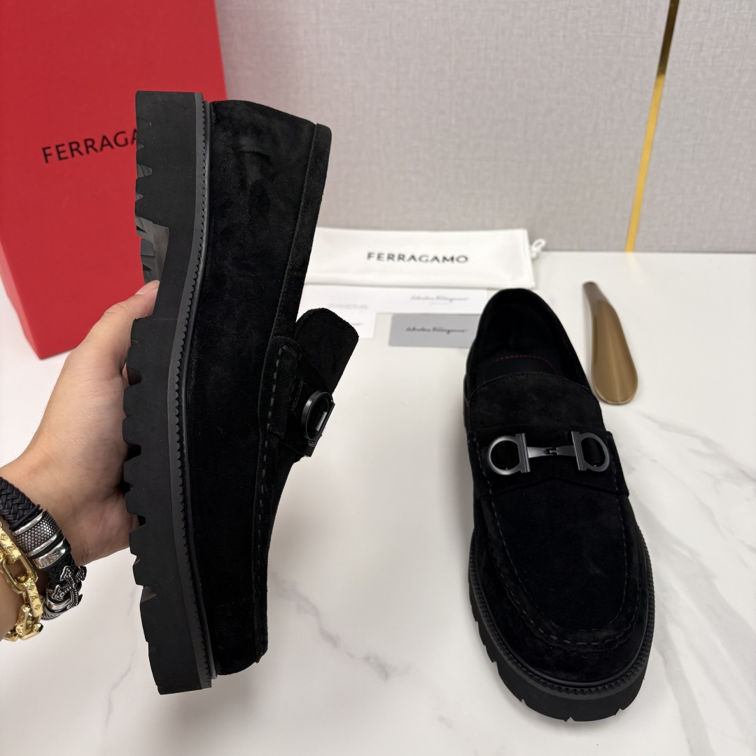 💋💍SF家新品  菲拉～Ferragam*   Gancini扣饰莫卡辛鞋  官方 7,800   男士
