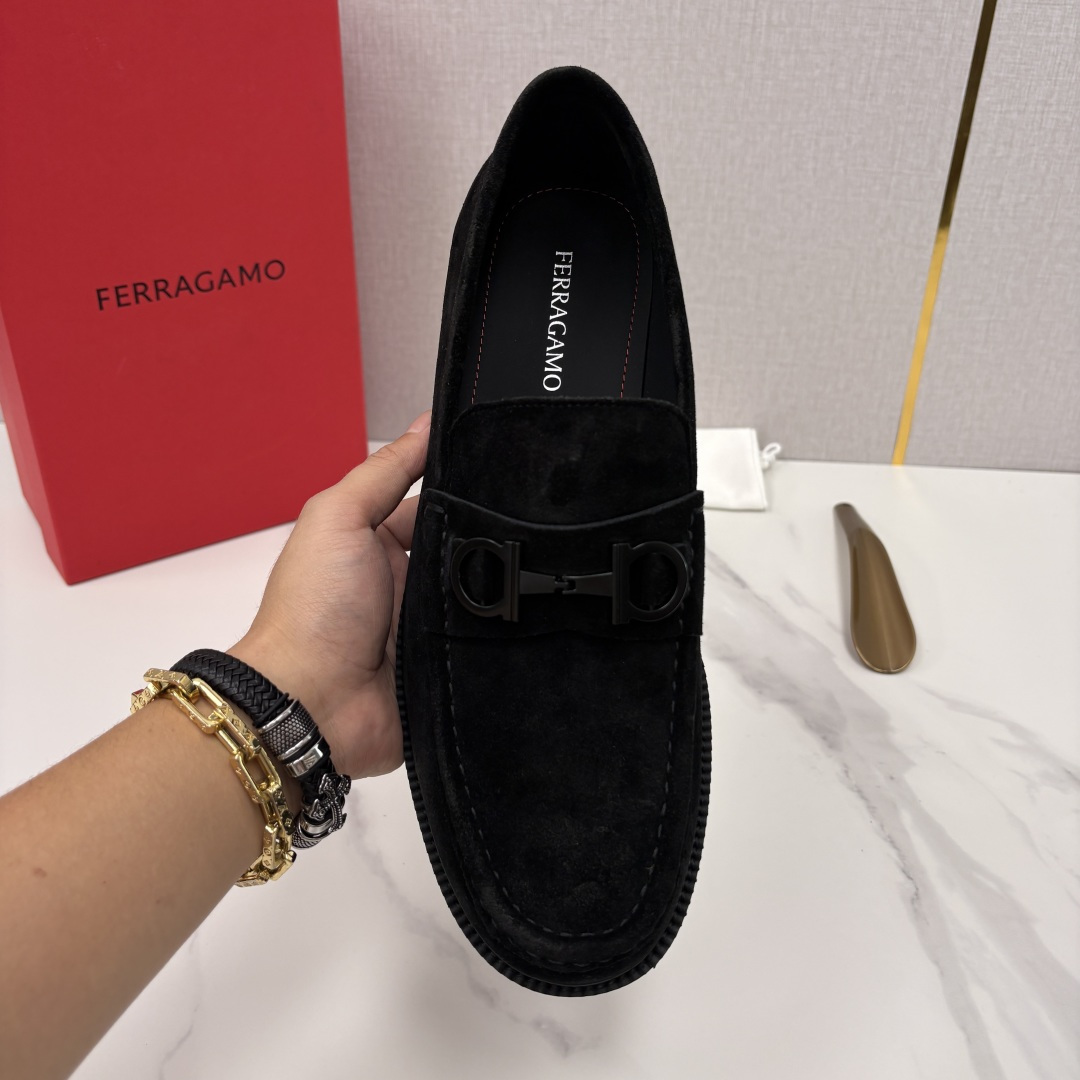 💋💍SF家新品  菲拉～Ferragam*   Gancini扣饰莫卡辛鞋  官方 7,800   男士