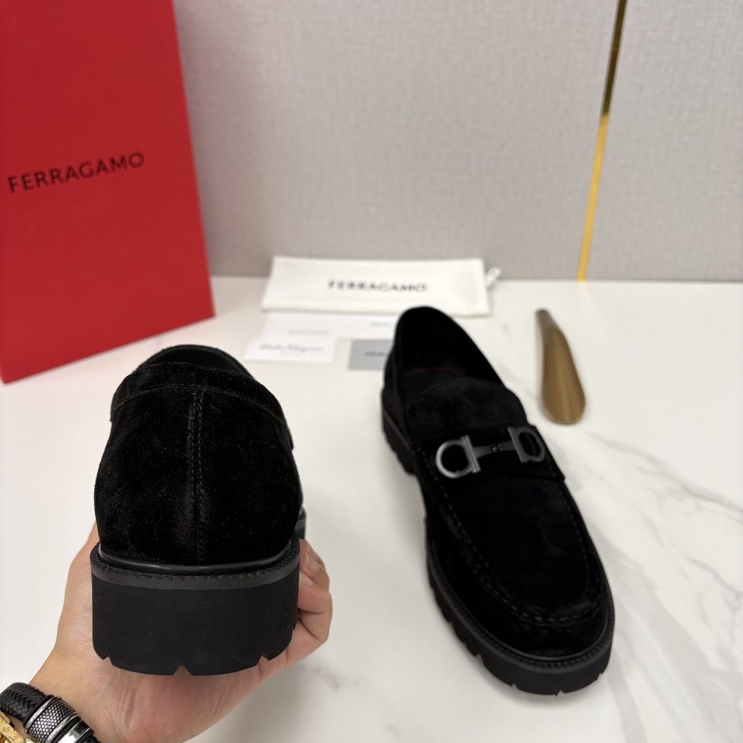💋💍SF家新品  菲拉～Ferragam*   Gancini扣饰莫卡辛鞋  官方 7,800   男士