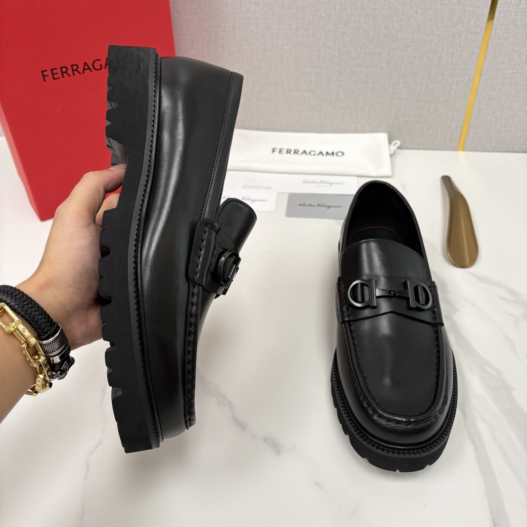 💋💍SF家新品  菲拉～Ferragam*   Gancini扣饰莫卡辛鞋  官方 7,800   男士