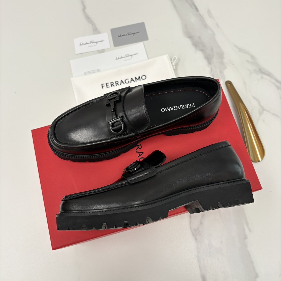 💋💍SF家新品  菲拉～Ferragam*   Gancini扣饰莫卡辛鞋  官方 7,800   男士