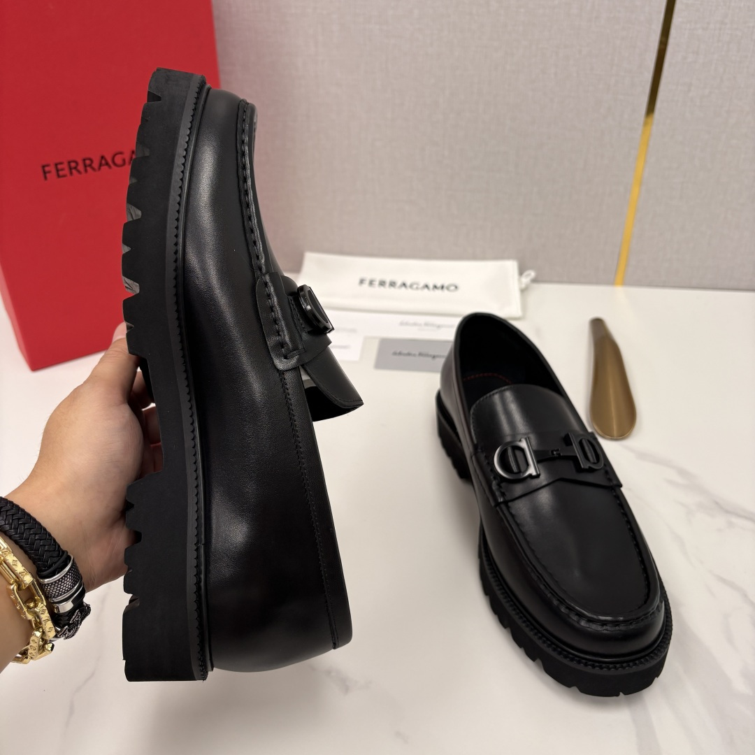 💋💍SF家新品  菲拉～Ferragam*   Gancini扣饰莫卡辛鞋  官方 7,800   男士