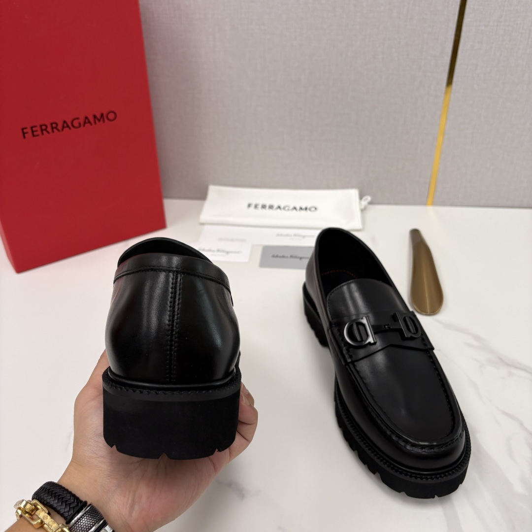 💋💍SF家新品  菲拉～Ferragam*   Gancini扣饰莫卡辛鞋  官方 7,800   男士