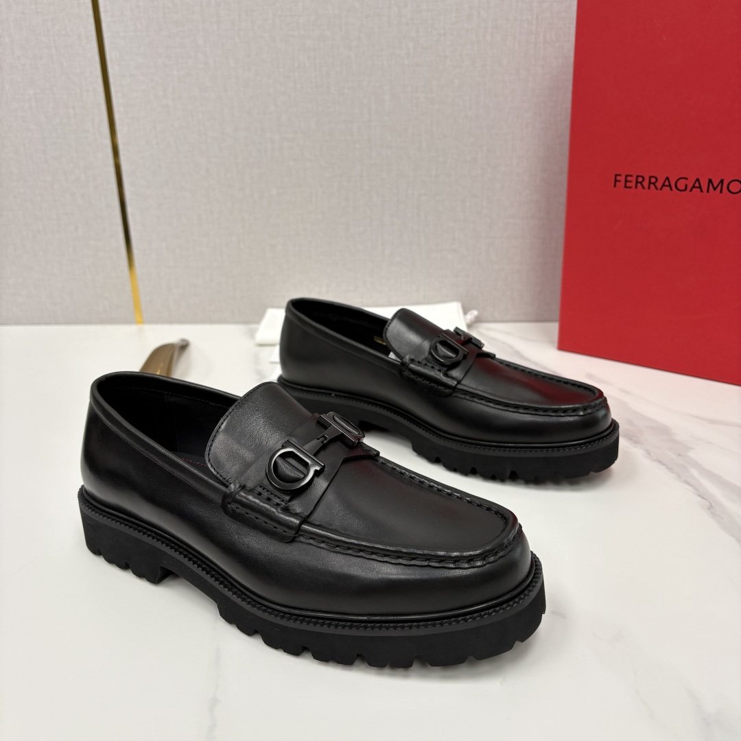 💋💍SF家新品  菲拉～Ferragam*   Gancini扣饰莫卡辛鞋  官方 7,800   男士