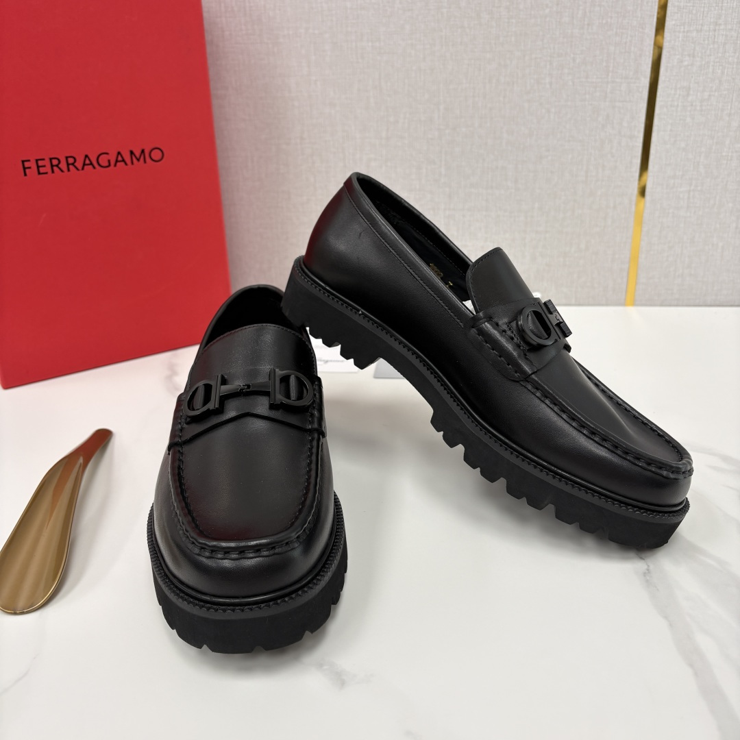 💋💍SF家新品  菲拉～Ferragam*   Gancini扣饰莫卡辛鞋  官方 7,800   男士