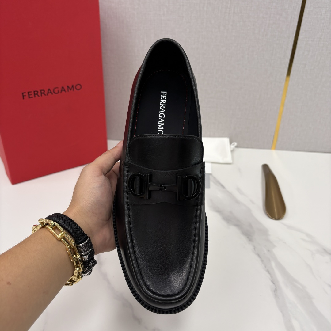 💋💍SF家新品  菲拉～Ferragam*   Gancini扣饰莫卡辛鞋  官方 7,800   男士