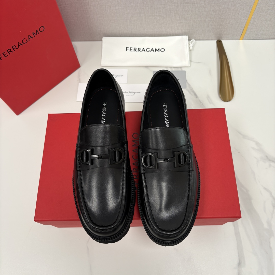 💋💍SF家新品  菲拉～Ferragam*   Gancini扣饰莫卡辛鞋  官方 7,800   男士