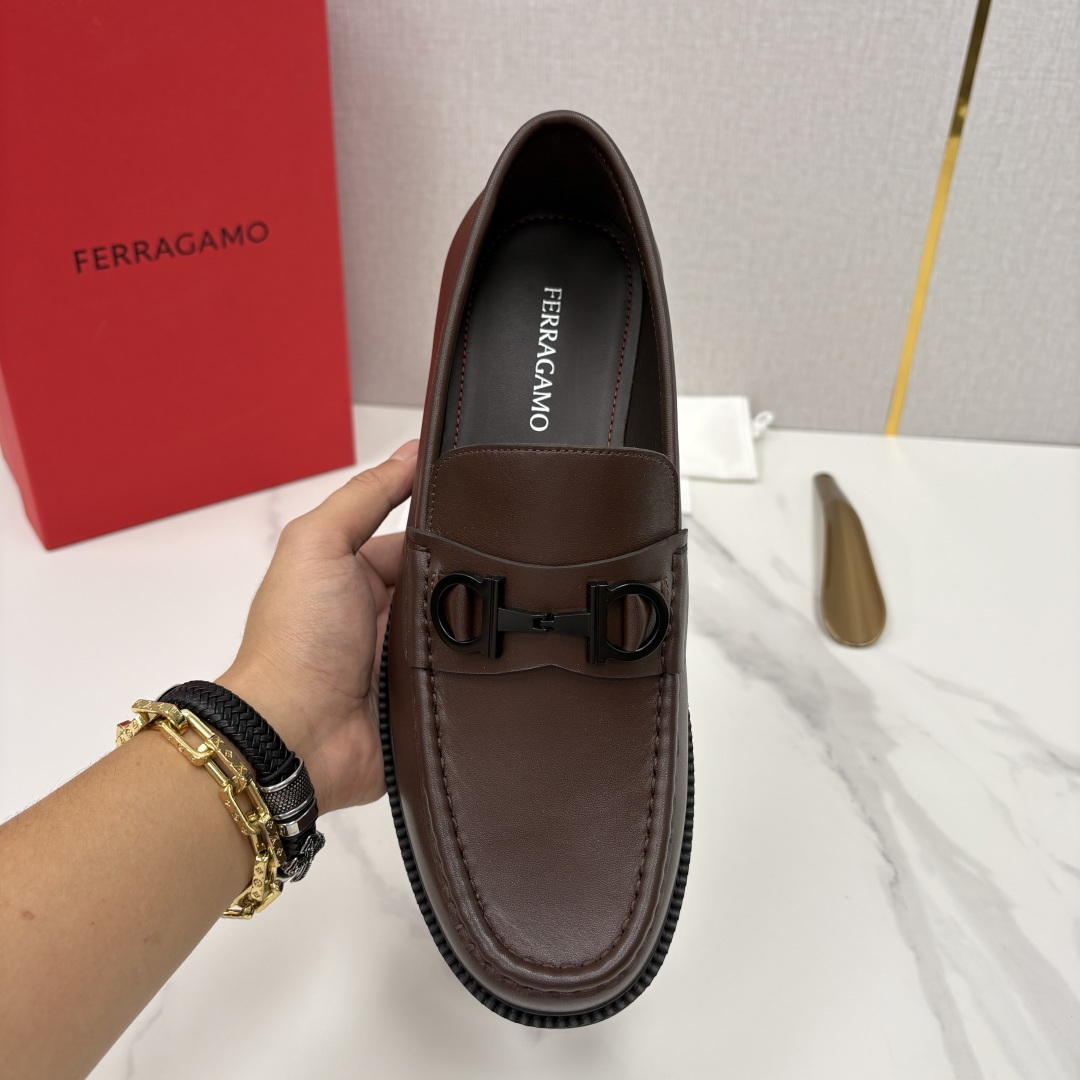 💋💍SF家新品  菲拉～Ferragam*   Gancini扣饰莫卡辛鞋  官方 7,800   男士