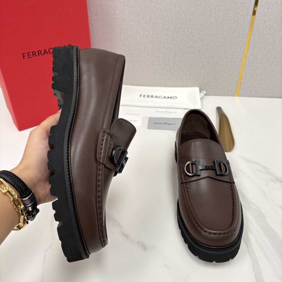 💋💍SF家新品  菲拉～Ferragam*   Gancini扣饰莫卡辛鞋  官方 7,800   男士