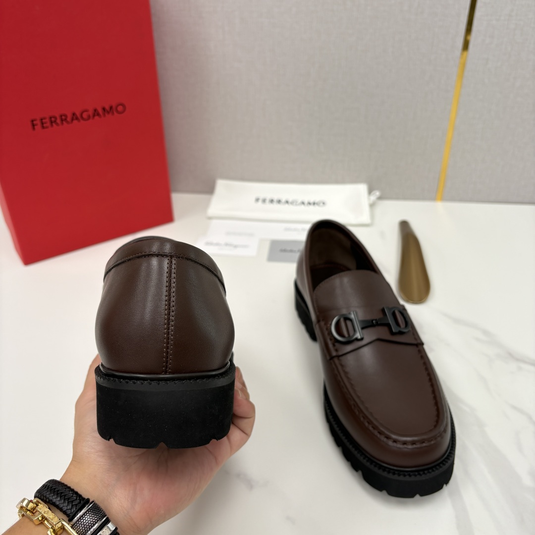 💋💍SF家新品  菲拉～Ferragam*   Gancini扣饰莫卡辛鞋  官方 7,800   男士