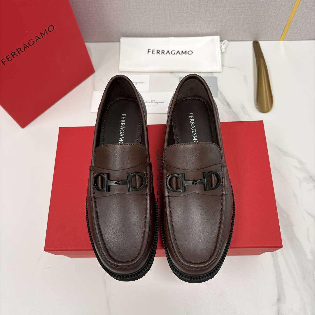 💋💍SF家新品  菲拉～Ferragam*   Gancini扣饰莫卡辛鞋  官方 7,800   男士