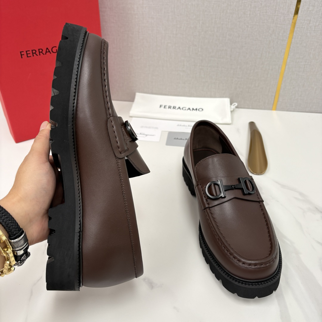 💋💍SF家新品  菲拉～Ferragam*   Gancini扣饰莫卡辛鞋  官方 7,800   男士