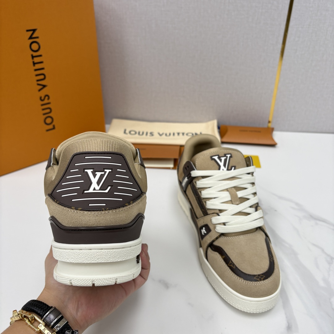 💋💍L家新品  L*V  路易～当季新品上架  TRAINER 系列运动鞋   官方 10,200  本
