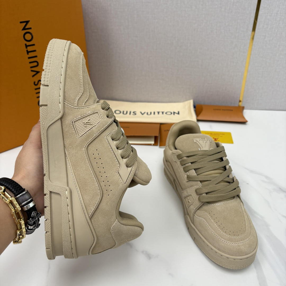 💋💍L家新品  L*V  路易～当季新品上架  TRAINER 系列运动鞋   官方 10,200  本