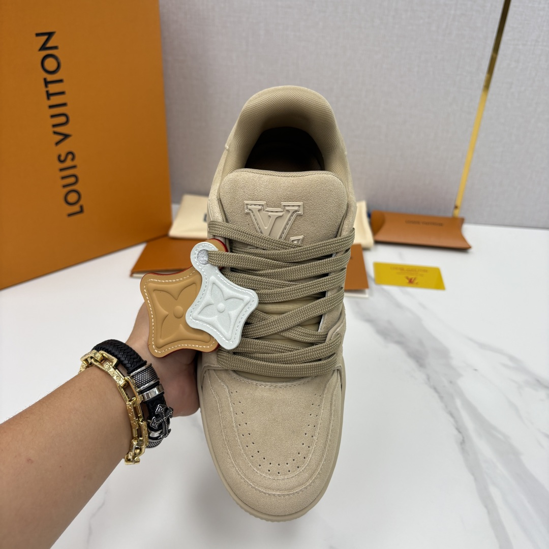 💋💍L家新品  L*V  路易～当季新品上架  TRAINER 系列运动鞋   官方 10,200  本