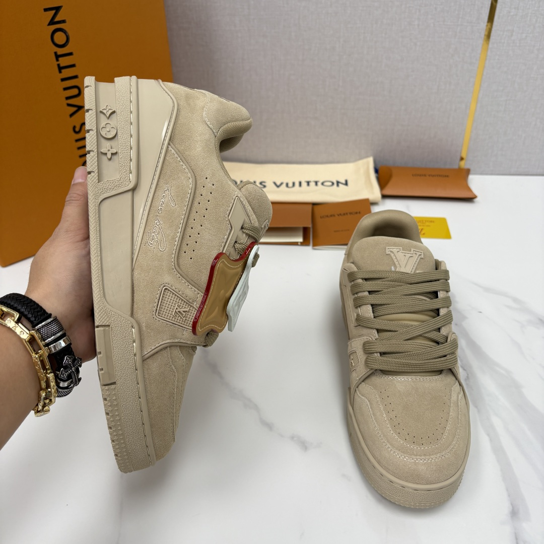 💋💍L家新品  L*V  路易～当季新品上架  TRAINER 系列运动鞋   官方 10,200  本