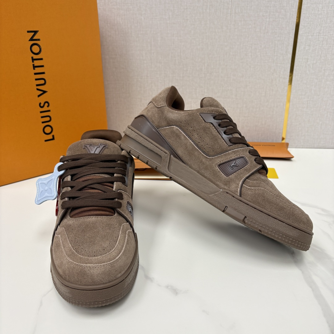💋💍L家新品  L*V  路易～当季新品上架  TRAINER 系列运动鞋   官方 10,200  本