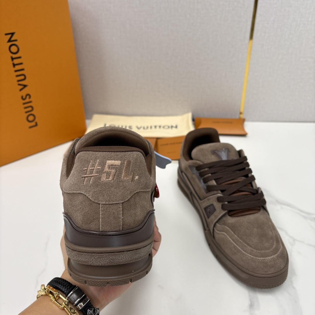 💋💍L家新品  L*V  路易～当季新品上架  TRAINER 系列运动鞋   官方 10,200  本