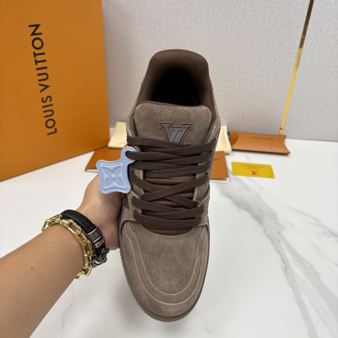 💋💍L家新品  L*V  路易～当季新品上架  TRAINER 系列运动鞋   官方 10,200  本
