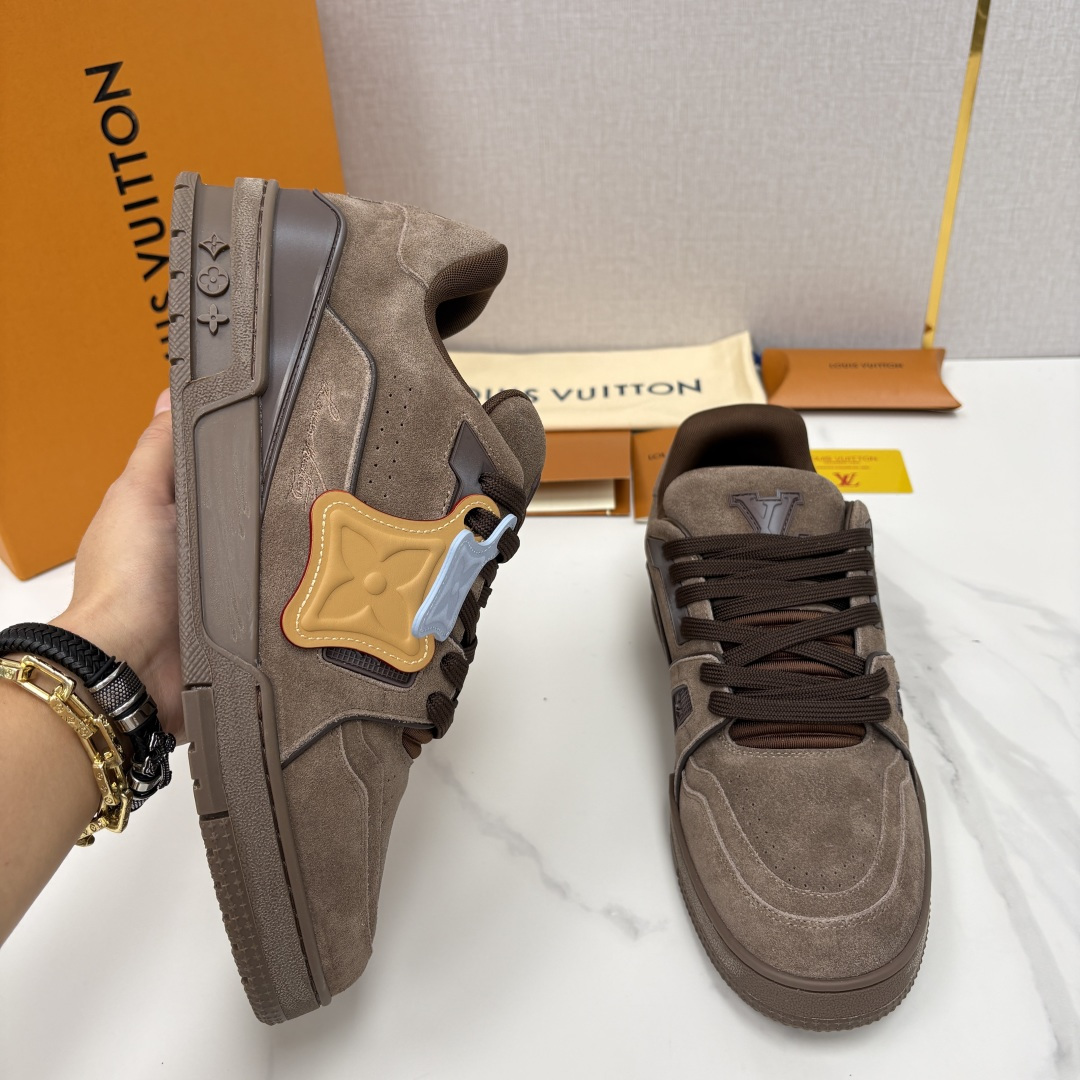 💋💍L家新品  L*V  路易～当季新品上架  TRAINER 系列运动鞋   官方 10,200  本