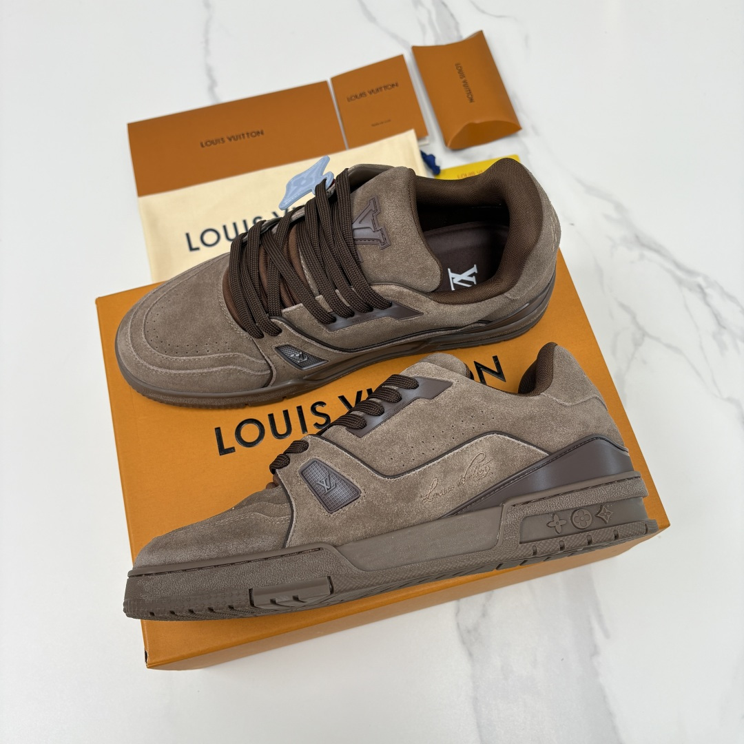 💋💍L家新品  L*V  路易～当季新品上架  TRAINER 系列运动鞋   官方 10,200  本