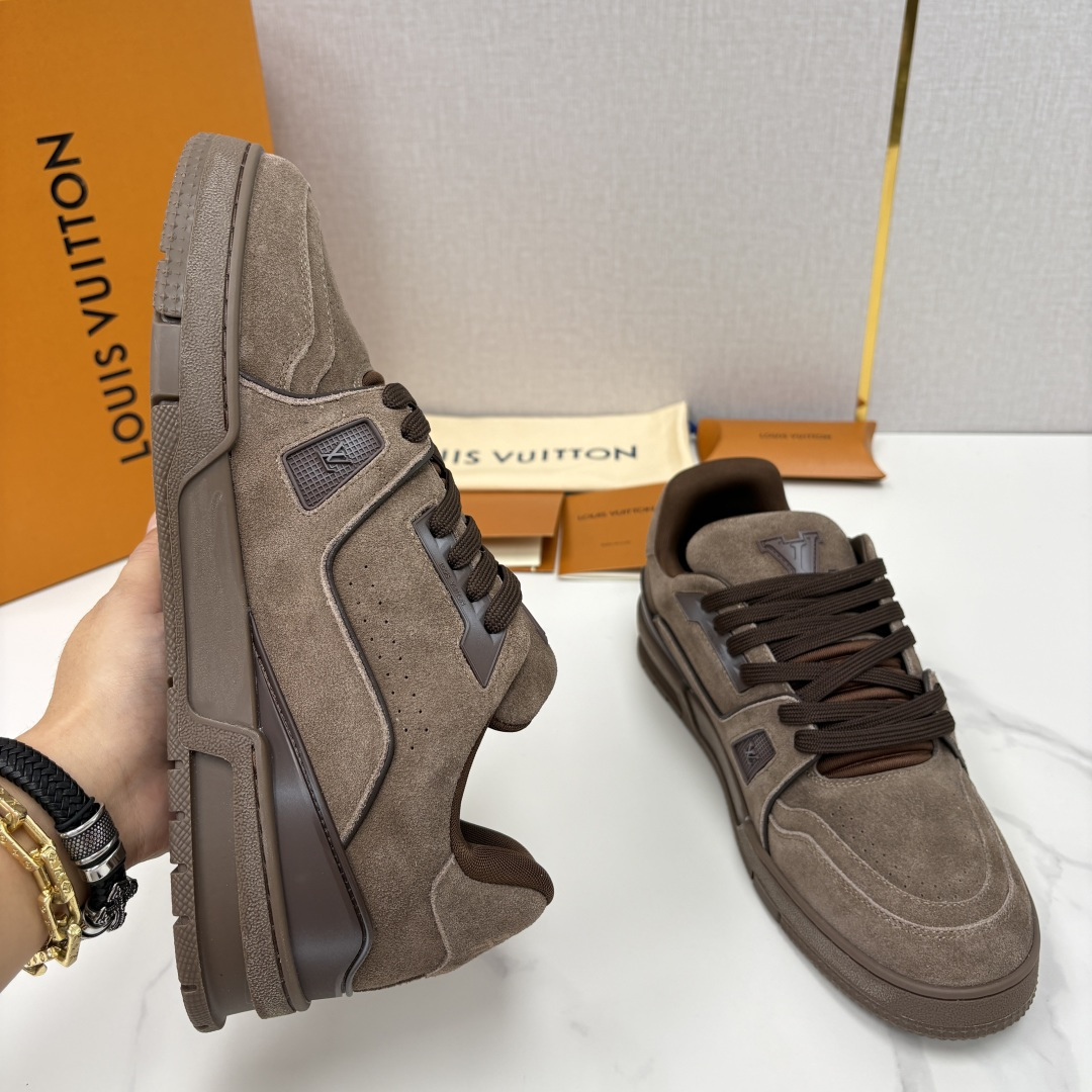 💋💍L家新品  L*V  路易～当季新品上架  TRAINER 系列运动鞋   官方 10,200  本