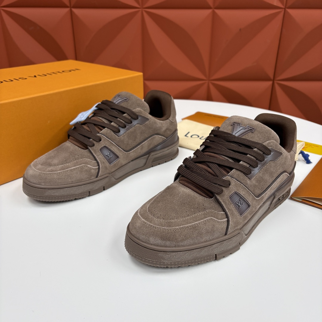 💋💍L家新品  L*V  路易～当季新品上架  TRAINER 系列运动鞋   官方 10,200  本