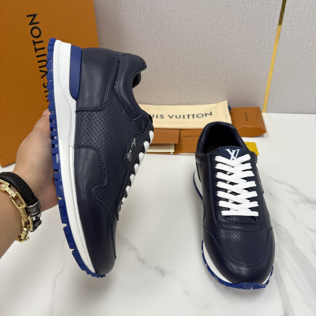 💋 💍 L* 新款 RUN AWAY 男士运动鞋。官方8.900，汲取经典跑鞋的设计精髓，创造标志性 R