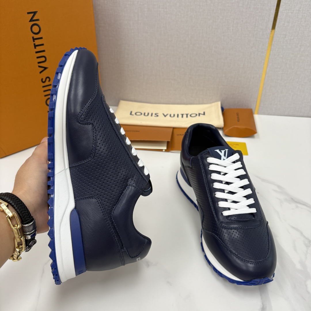 💋 💍 L* 新款 RUN AWAY 男士运动鞋。官方8.900，汲取经典跑鞋的设计精髓，创造标志性 R