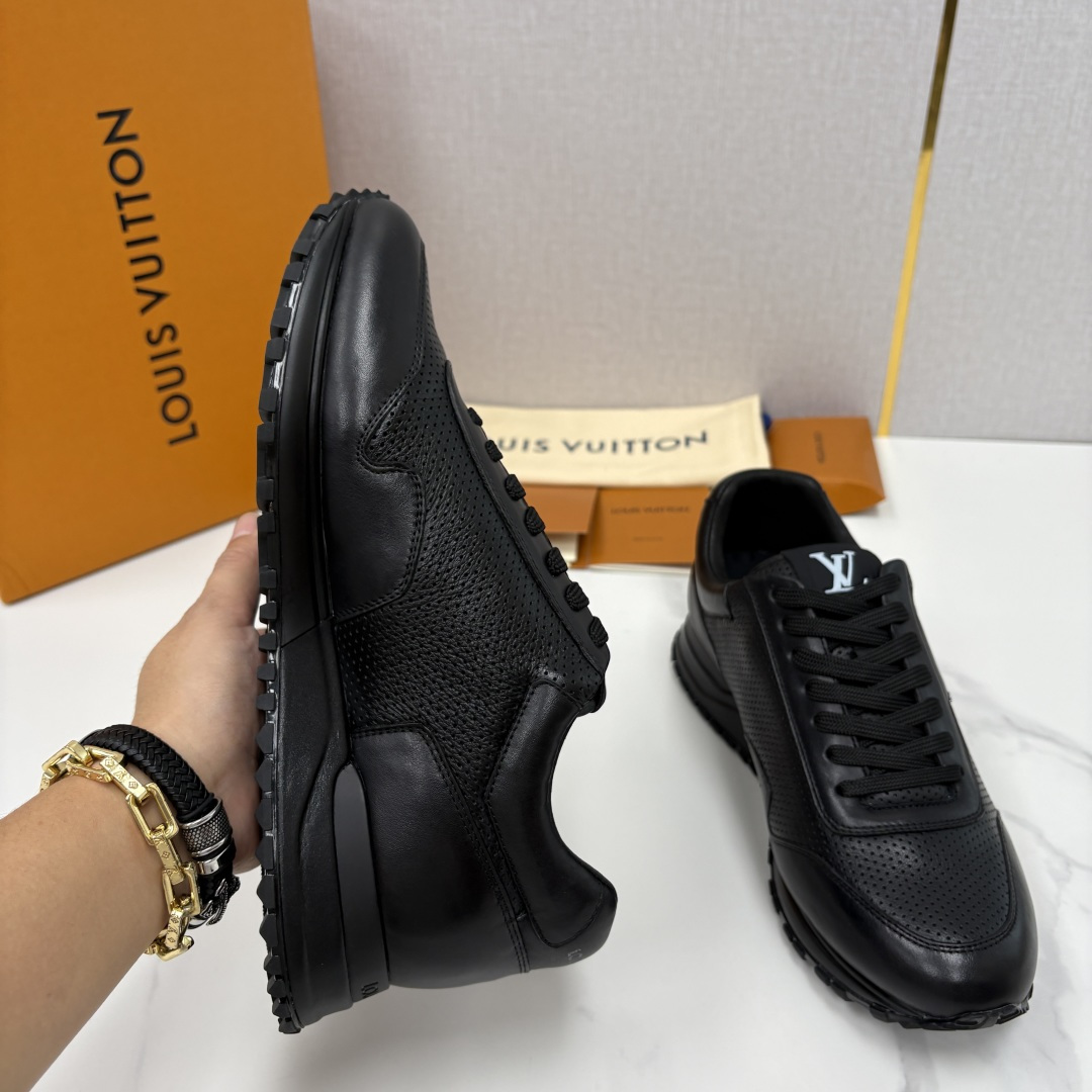 💋 💍 L* 新款 RUN AWAY 男士运动鞋。官方8.900，汲取经典跑鞋的设计精髓，创造标志性 R
