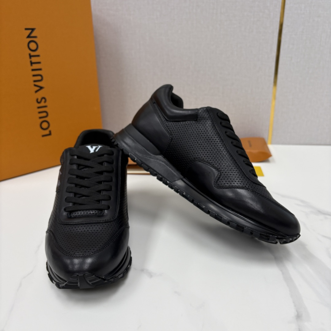 💋 💍 L* 新款 RUN AWAY 男士运动鞋。官方8.900，汲取经典跑鞋的设计精髓，创造标志性 R