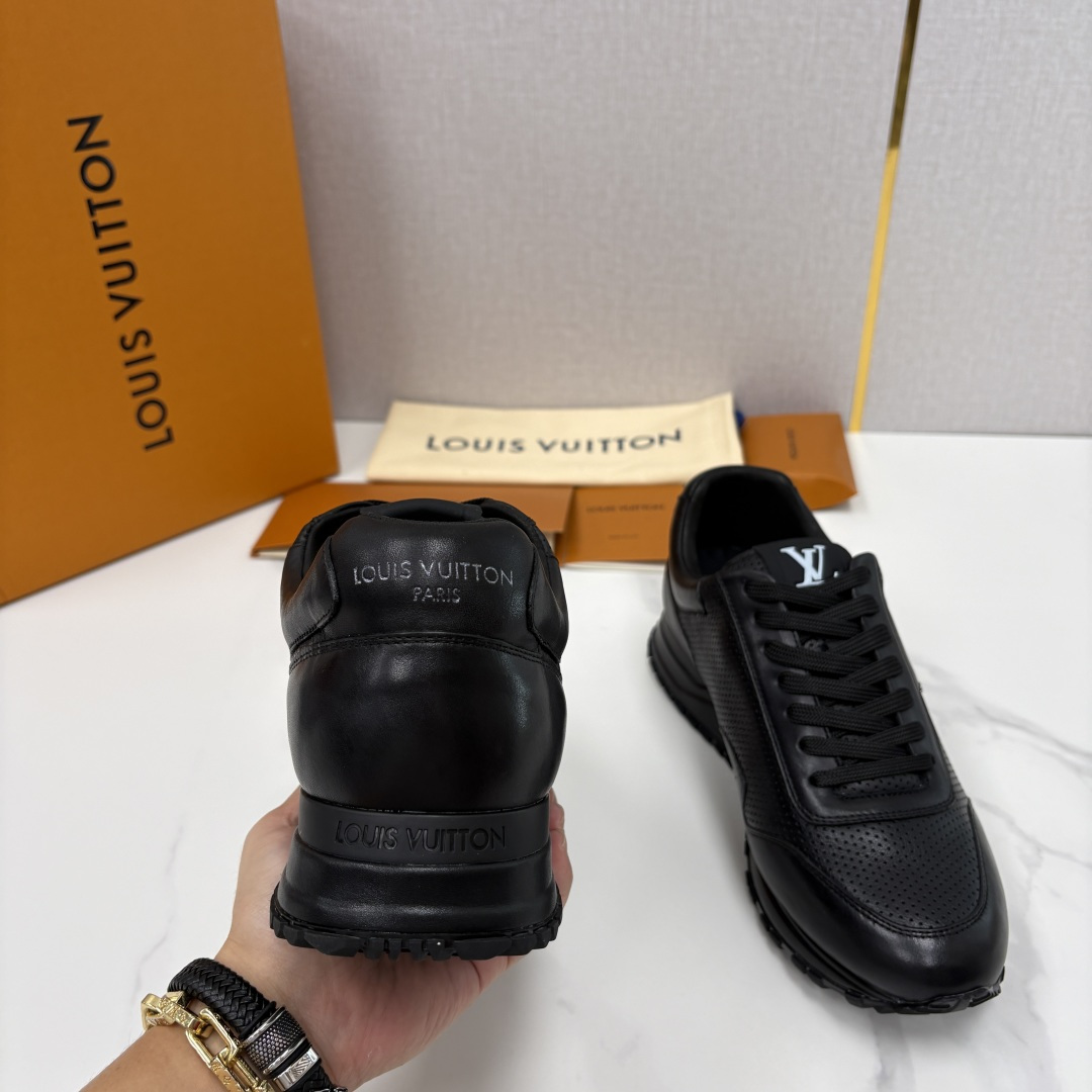 💋 💍 L* 新款 RUN AWAY 男士运动鞋。官方8.900，汲取经典跑鞋的设计精髓，创造标志性 R
